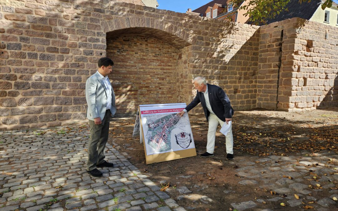 Fast 700 Jahre alte Stadtmauer vor dem Einsturz gerettet